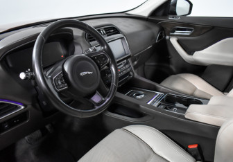 Подержанный автомобиль Jaguar F-Pace 2016 года (9 фото)
