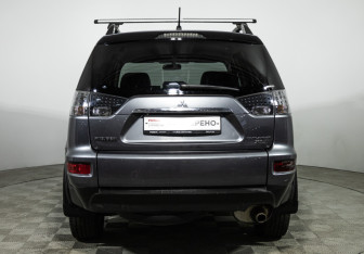Подержанный автомобиль Mitsubishi Outlander 2012 года (6 фото)