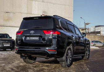 Подержанный автомобиль Toyota Land Cruiser Suv 2021 года (7 фото)