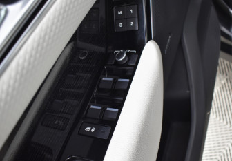 Подержанный автомобиль Land Rover Range Rover Velar 2018 года (19 фото)