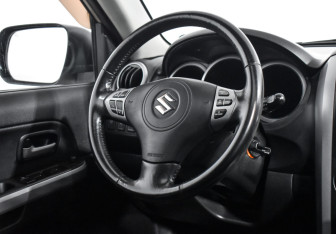 Подержанный автомобиль Suzuki Grand Vitara 2007 года (14 фото)