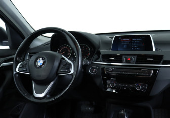 Подержанный автомобиль BMW X1 2017 года (12 фото)