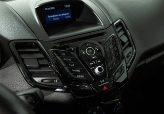 Подержанный автомобиль Ford Fiesta Sedan 2015 года (15 фото)