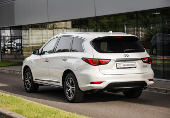 Подержанный автомобиль Infiniti QX60 2017 года (8 фото)