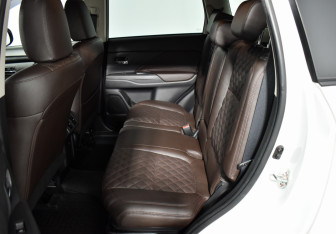 Подержанный автомобиль Mitsubishi Outlander 2019 года (13 фото)