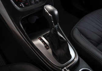 Подержанный автомобиль Opel Astra Sedan 2014 года (12 фото)