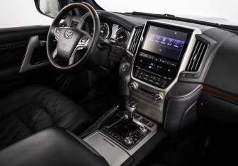 Подержанный автомобиль Toyota Land Cruiser Suv 2017 года (9 фото)