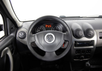 Подержанный автомобиль Renault Logan Sedan 2012 года (10 фото)