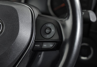 Подержанный автомобиль Toyota RAV4 2021 года (12 фото)