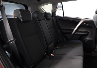 Подержанный автомобиль Toyota RAV4 2018 года (12 фото)