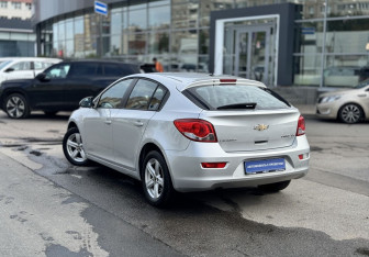 Подержанный автомобиль Chevrolet Cruze Hatchback 2012 года (6 фото)