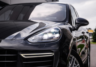 Подержанный автомобиль Porsche Cayenne 2014 года (2 фото)