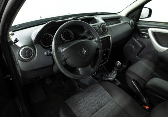 Подержанный автомобиль Renault Duster 2014 года (11 фото)