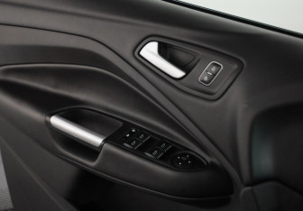 Подержанный автомобиль Ford Kuga 2017 года (17 фото)