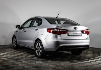 Подержанный автомобиль Kia Rio Sedan 2012 года (7 фото)