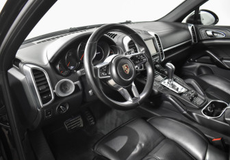 Подержанный автомобиль Porsche Cayenne 2015 года (9 фото)