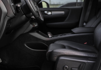 Подержанный автомобиль Volvo XC40 2021 года (25 фото)