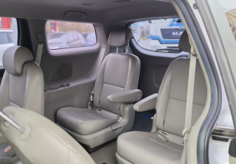 Подержанный автомобиль Kia Carnival 2019 года (11 фото)