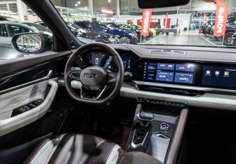 Подержанный автомобиль Geely Monjaro 2023 года (12 фото)