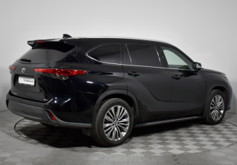 Подержанный автомобиль Toyota Highlander 2021 года (5 фото)