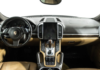 Подержанный автомобиль Porsche Cayenne 2011 года (13 фото)