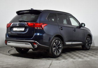 Подержанный автомобиль Mitsubishi Outlander 2022 года (5 фото)