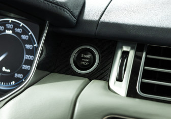 Подержанный автомобиль Land Rover Range Rover 2014 года (22 фото)