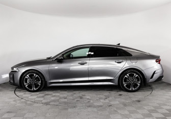 Подержанный автомобиль Kia K5 2022 года (10 фото)