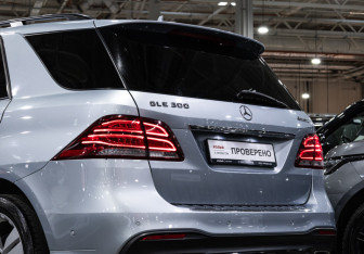 Подержанный автомобиль Mercedes-Benz GLE 2016 года (10 фото)