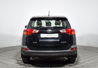 Подержанный автомобиль Toyota RAV4 2015 года (6 фото)