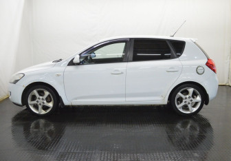 Подержанный автомобиль Kia Ceed Hatchback 2009 года (8 фото)
