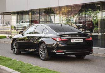 Подержанный автомобиль Lexus ES 2019 года (8 фото)