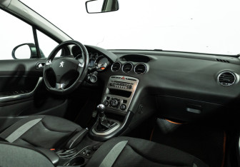 Подержанный автомобиль Peugeot 408 2016 года (9 фото)