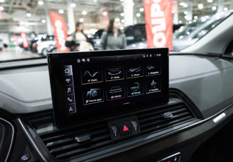 Подержанный автомобиль Audi Q5 2021 года (19 фото)