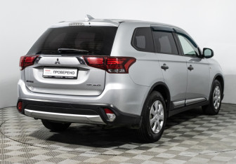Подержанный автомобиль Mitsubishi Outlander 2017 года (5 фото)