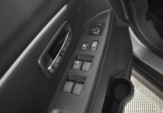 Подержанный автомобиль Mitsubishi ASX 2012 года (17 фото)