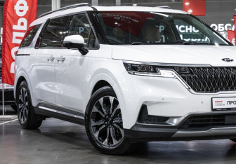 Подержанный автомобиль Kia Carnival 2020 года (6 фото)