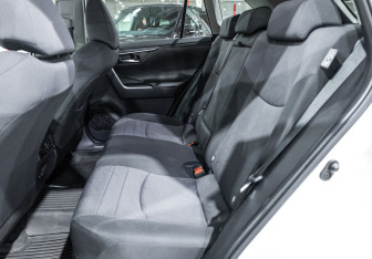 Подержанный автомобиль Toyota RAV4 2021 года (13 фото)