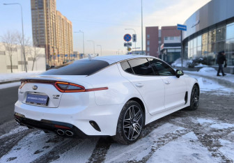 Подержанный автомобиль Kia Stinger 2018 года (4 фото)