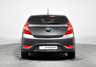 Подержанный автомобиль Hyundai Solaris Hatchback 2011 года (6 фото)