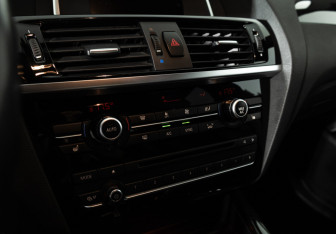 Подержанный автомобиль BMW X4 2015 года (18 фото)