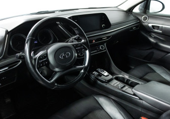 Подержанный автомобиль Hyundai Sonata 2020 года (11 фото)