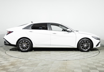 Подержанный автомобиль Hyundai Elantra Sedan 2023 года (4 фото)