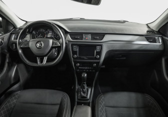 Подержанный автомобиль Skoda Rapid Liftback 2018 года (10 фото)