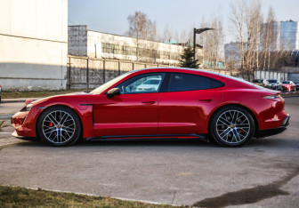 Подержанный автомобиль Porsche Taycan 2021 года (9 фото)