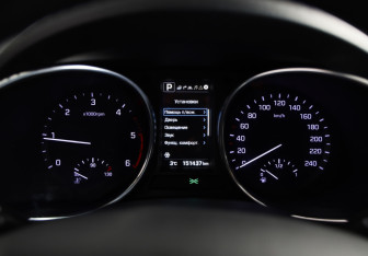 Подержанный автомобиль Hyundai Santa Fe 2015 года (13 фото)