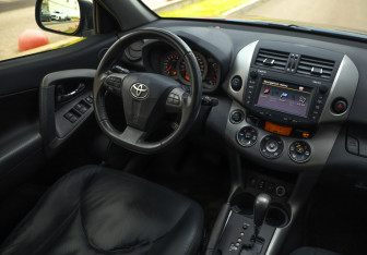 Подержанный автомобиль Toyota RAV4 2012 года (10 фото)