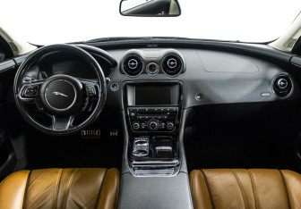 Подержанный автомобиль Jaguar XJ 2016 года (60 фото)