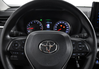 Подержанный автомобиль Toyota RAV4 2022 года (17 фото)