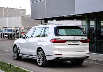 Подержанный автомобиль BMW X7 2021 года (8 фото)